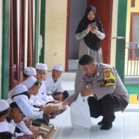 Polres Probolinggo Asta Cita Bagikan Makanan Bergizi di Sekolah