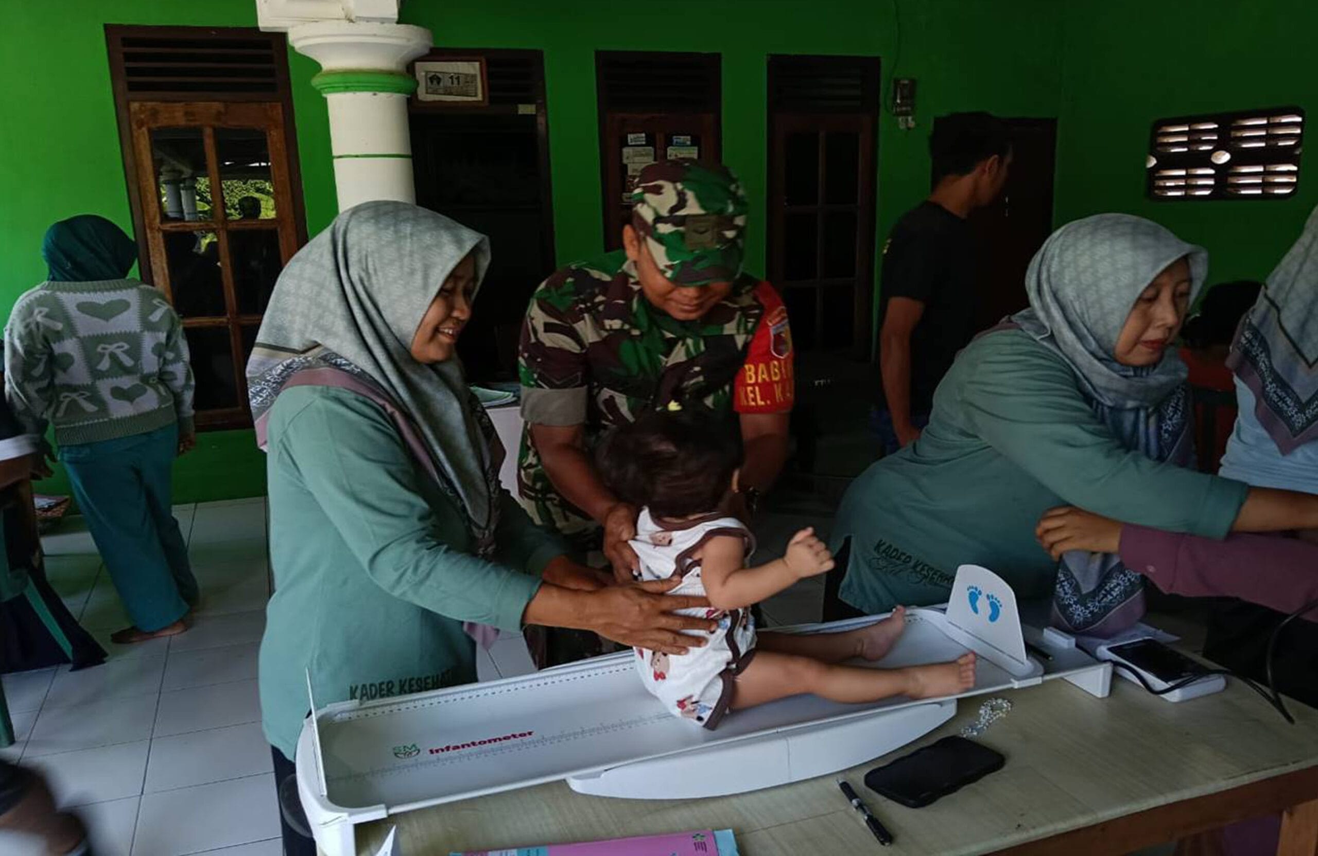 Babinsa Kauman, Cegah Stunting Dampingi Posyandu Di Srengat