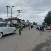 Personel Kodim 1009/TLA, Polres Tala, dan Relawan Jaga Kelancaran Lalu Lintas Jamaah Haul Abah Guru Sekumpul