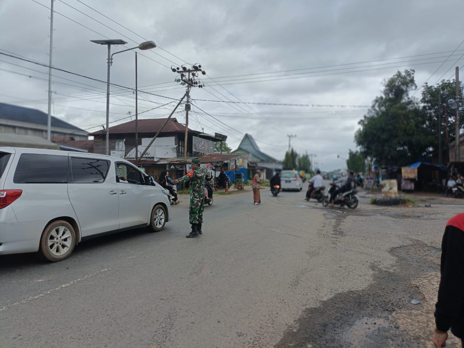 Personel Kodim 1009/TLA, Polres Tala, dan Relawan Jaga Kelancaran Lalu Lintas Jamaah Haul Abah Guru Sekumpul