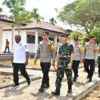 Komandan Lantamal XIV Hadiri Serah Terima Gedung Mapolda Papua Barat Daya di Sorong Komandan Lantamal XIV Hadiri Serah Terima Gedung Mapolda Papua Barat Daya di Sorong