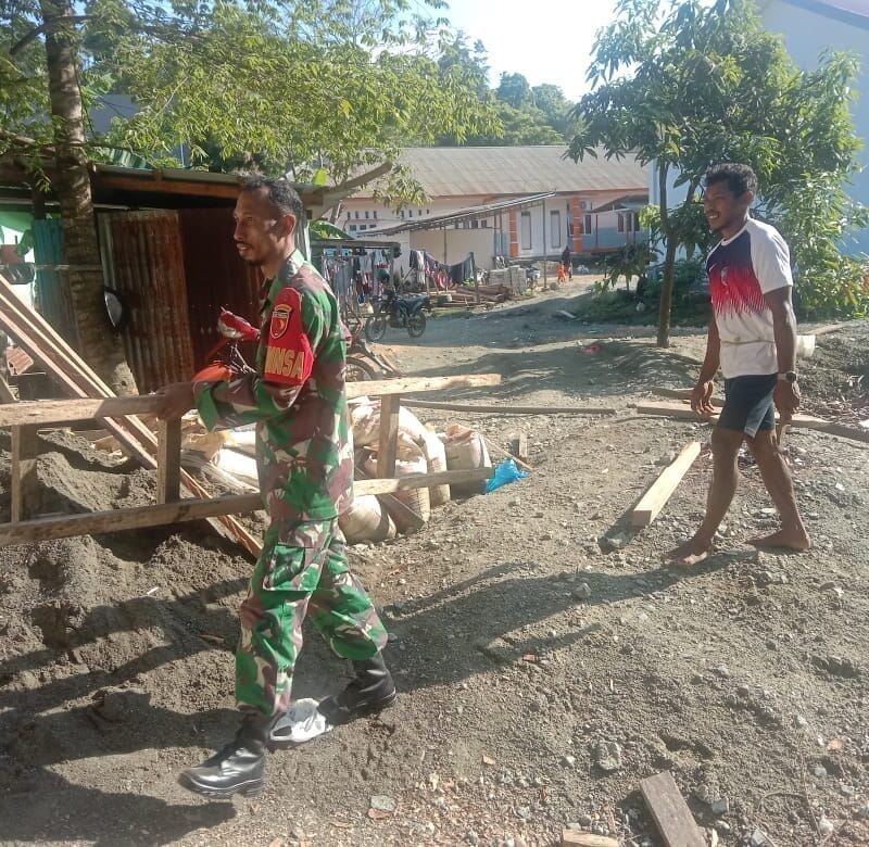 Kerja dan Kedekatan Nyata, Terlihat Bintara Pembina Desa (Babinsa) Ramil 1512-02/Patani Bantu Warga Bangun Rumah di Desa Binaan