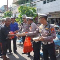 Jumat Berkah Satlantas Polres Probolinggo Kota, Bagikan 200 Nasi Bungkus 