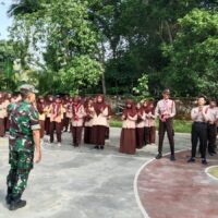 Babinsa Koramil 1002-04/Labuan Amas Selatan Bina Karakter Siswa Melalui Pramuka