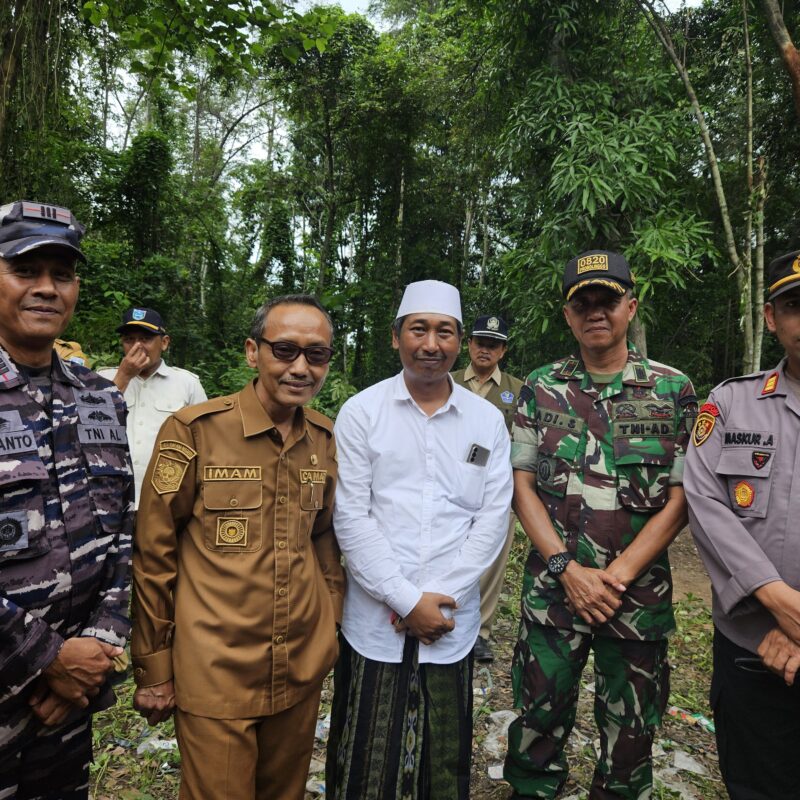 Danramil Paiton Dampingi Bupati Terpilih Takziah dan Serahkan Santunan