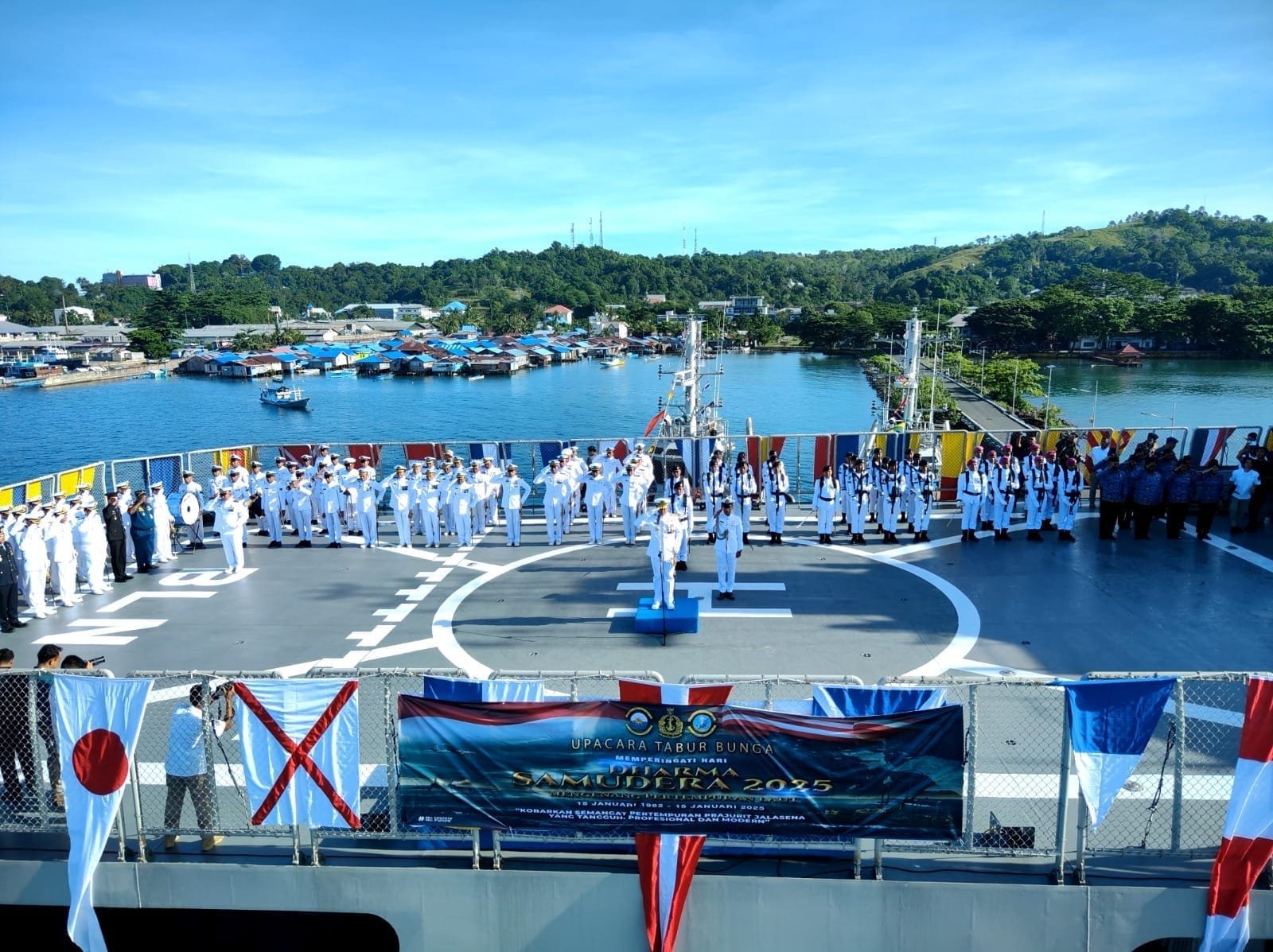Pangkoarmada III, Pimpin Peringatan Hari Dharma Samudera 2025 dengan Upacara dan Tabur Bunga di Atas Kapal Perang