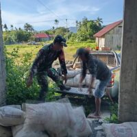 Babinsa Koramil 1505-03 Maba Bantu Masyarakat Turunkan Material untuk Pengecoran Masjid