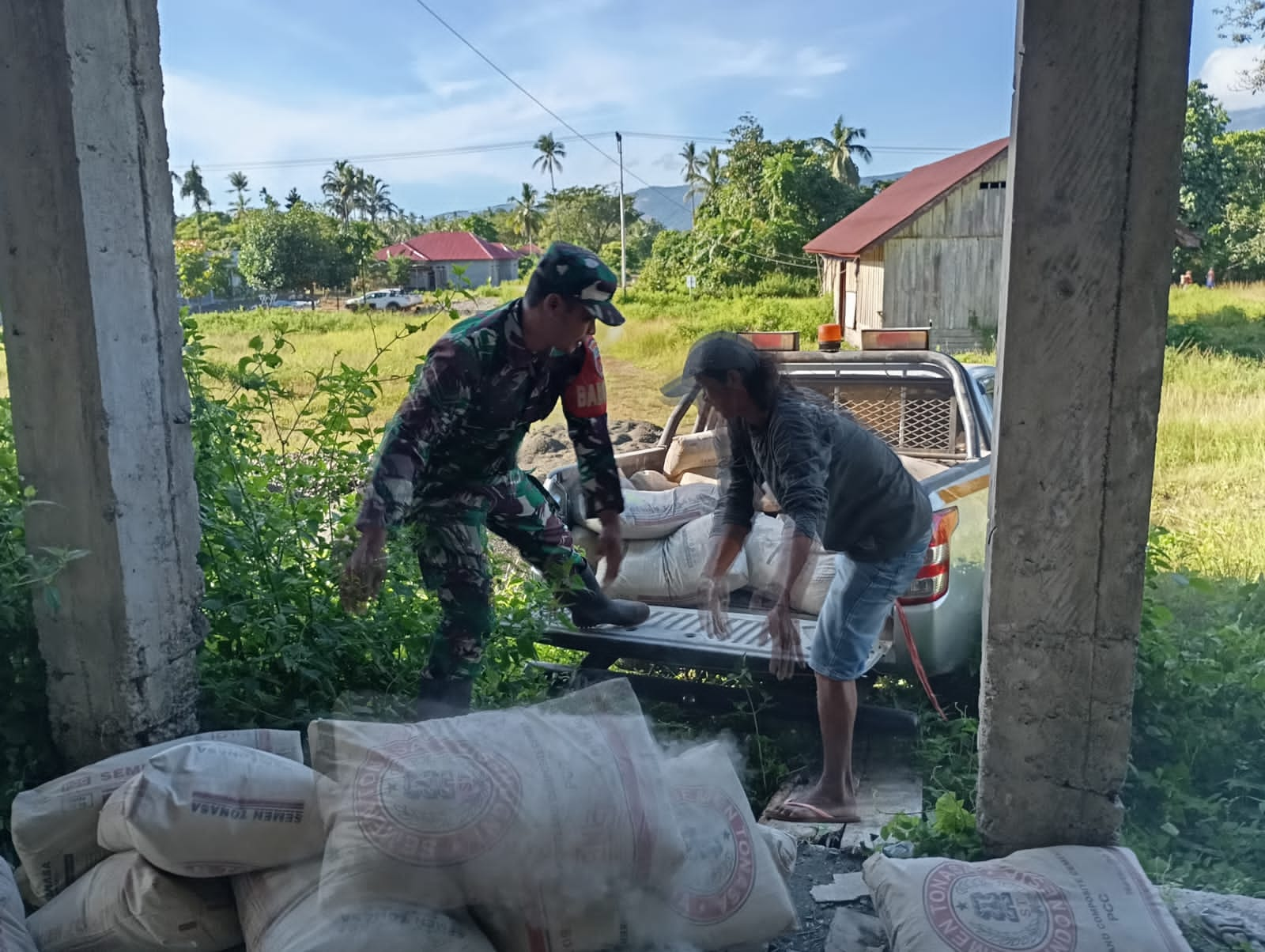 Babinsa Koramil 1505-03 Maba Bantu Masyarakat Turunkan Material untuk Pengecoran Masjid