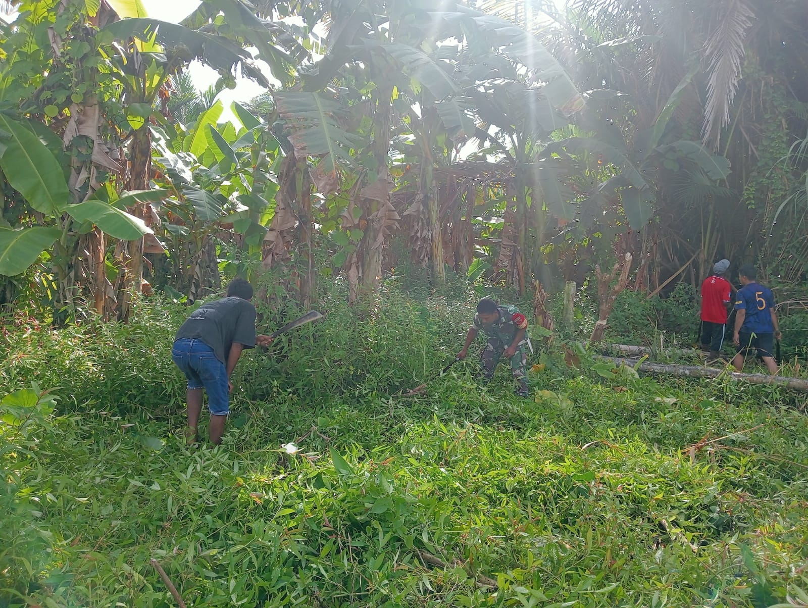 Pererat Kebersamaan, Babinsa dan Warga Karya Bakti Bersihkan Lingkungan