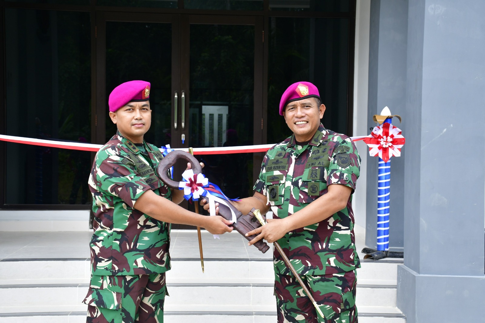 Komandan Pasmar 3, Hadiri Penyerahan Kunci Barak Kompi B Yontankfib 3 Marinir