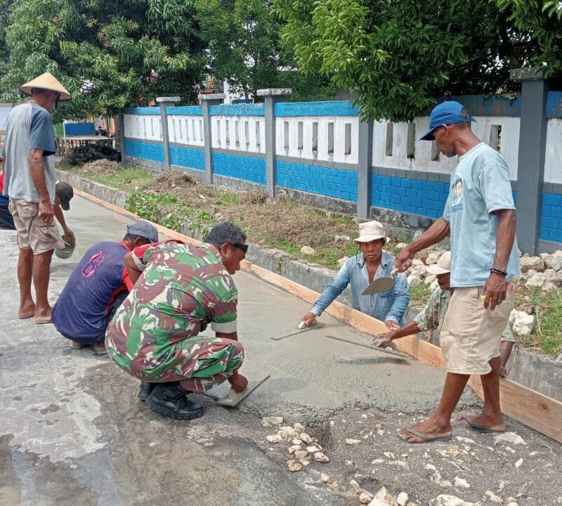 Babinsa Koramil 1512-02/Patani Sertu Irwan Sukseskan Karya Bakti Pengecoran Infrastruktur di Desa Banemo