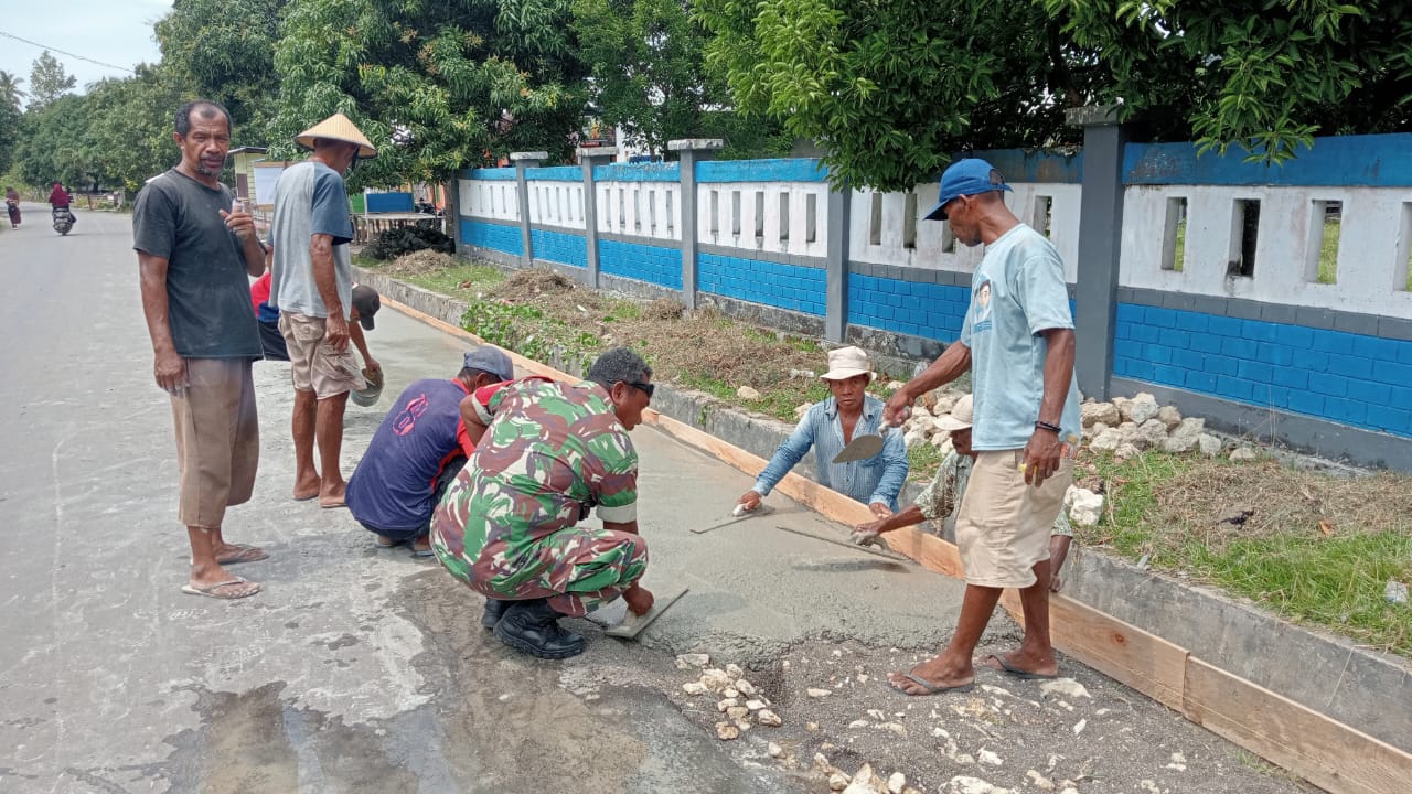 Babinsa Koramil 1512-02/Patani Sertu Irwan Sukseskan Karya Bakti Pengecoran Infrastruktur di Desa Banemo