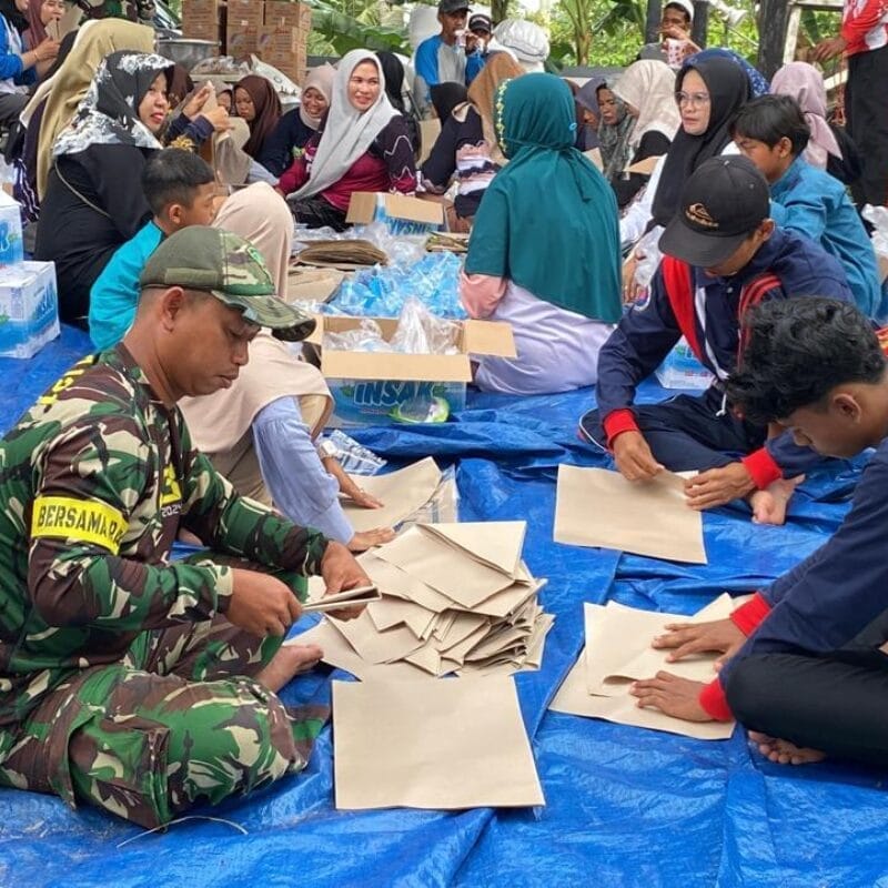 Personel Kodim 1009/Tla Bantu Distribusikan Logistik Banjir Tanah Laut