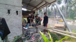 Jalin Kebersamaan, Babinsa Kodim 1505 Tidore Komsos Sambil Bantu Bangun Rumah