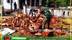 Semangat Gotong Royong, Babinsa Koramil 1512-02/Patani Serta Yuni Punu Bantu Angkat kayu Bakar Menjelang Ramadhan
