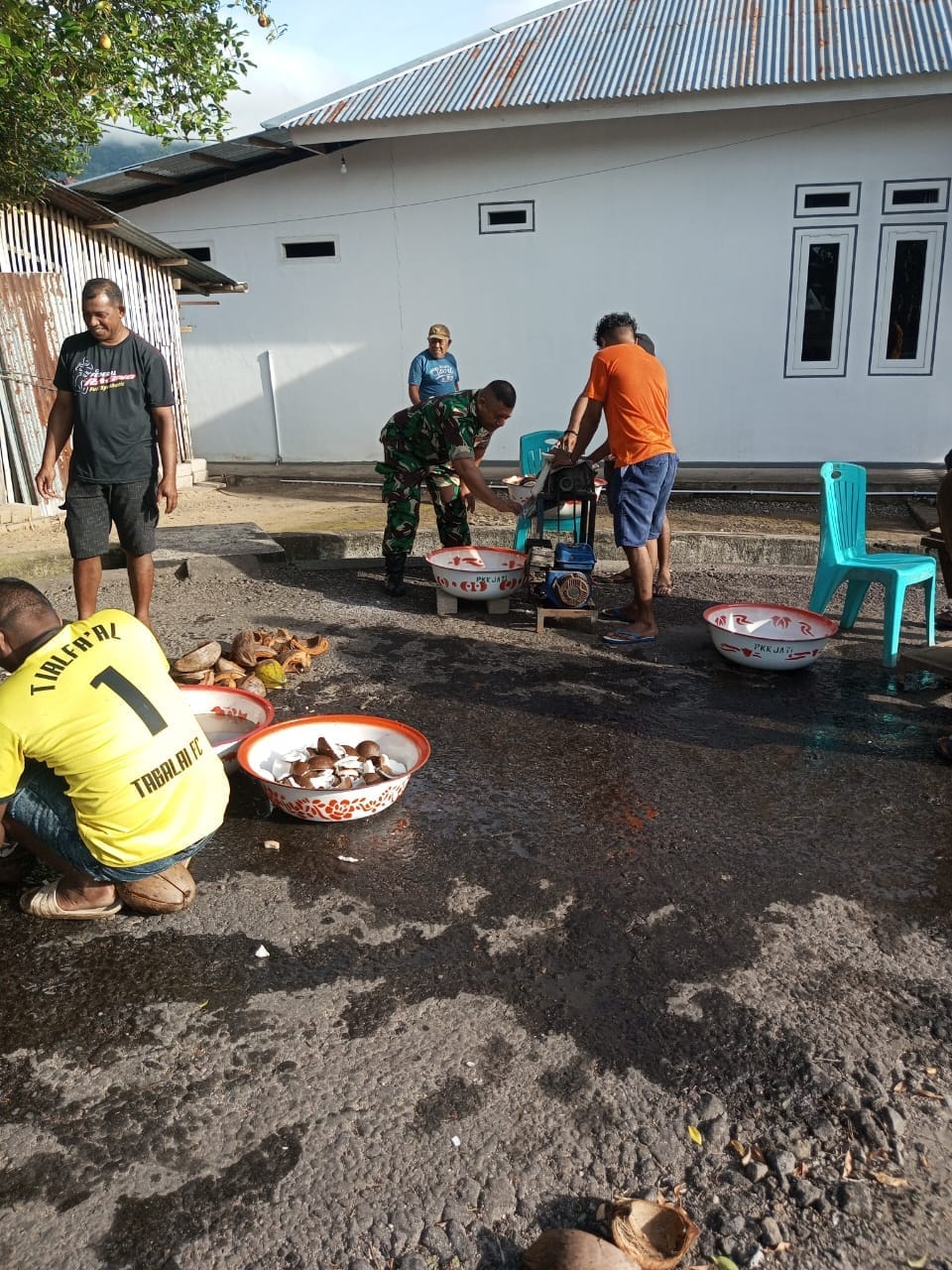 Babinsa Koramil 1505-01/Tidore Bantu Warga dalam Persiapan Tahlilan