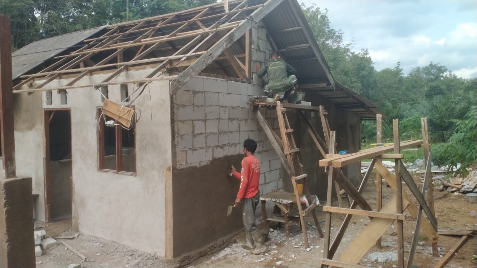 Satgas TMMD Kodim 1009/Tla Plester Dinding Rumah Pak Cahyo