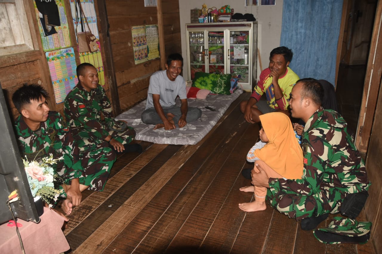 Satgas TMMD 124 Kodim 1002 Bangun Keakraban di Malam Haruyan