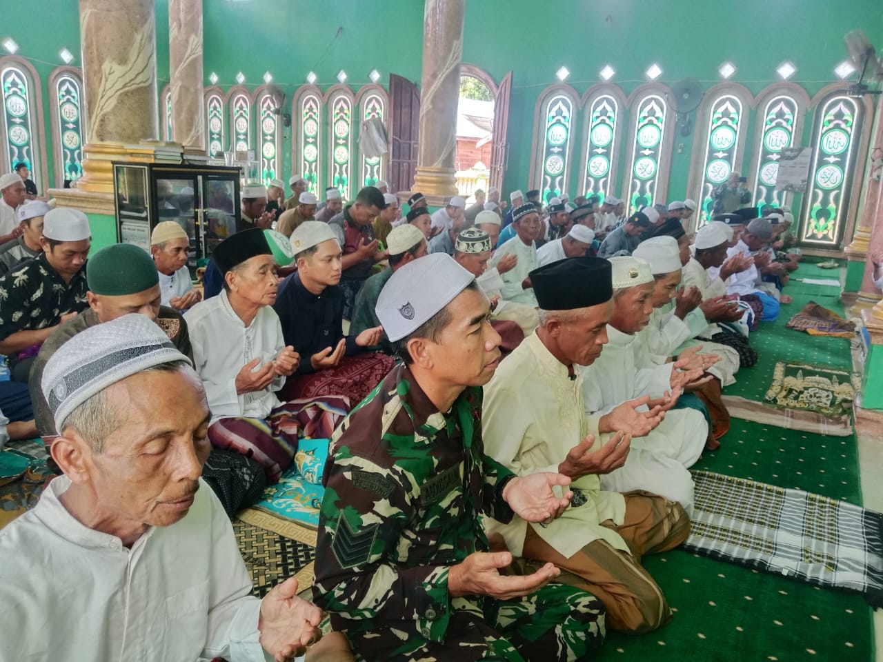 Satgas TMMD Kodim 1002/HST Tunaikan Sholat Jumat di Masjid Al-Magfirah