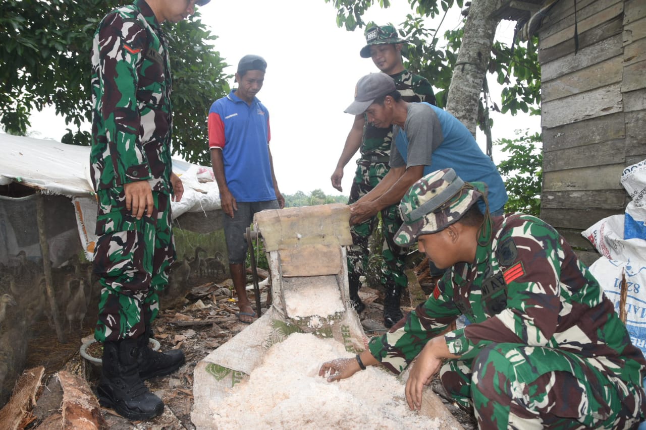 Satgas TMMD Kodim 1002/HST Belajar Olah Sagu Jadi Pakan Itik