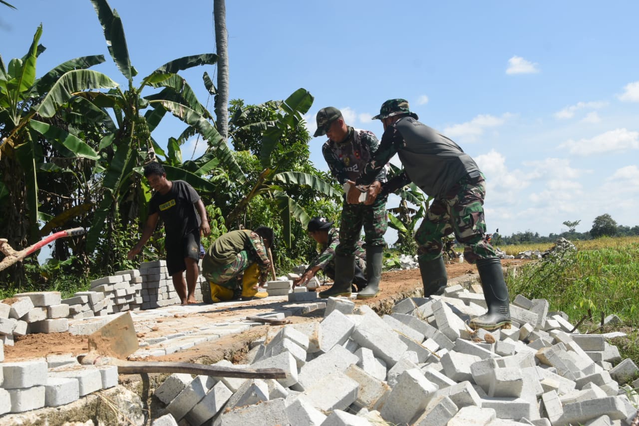 TMMD Ke-124 Haruyan Genjot Pemasangan Paving Blok Minggu Ketiga