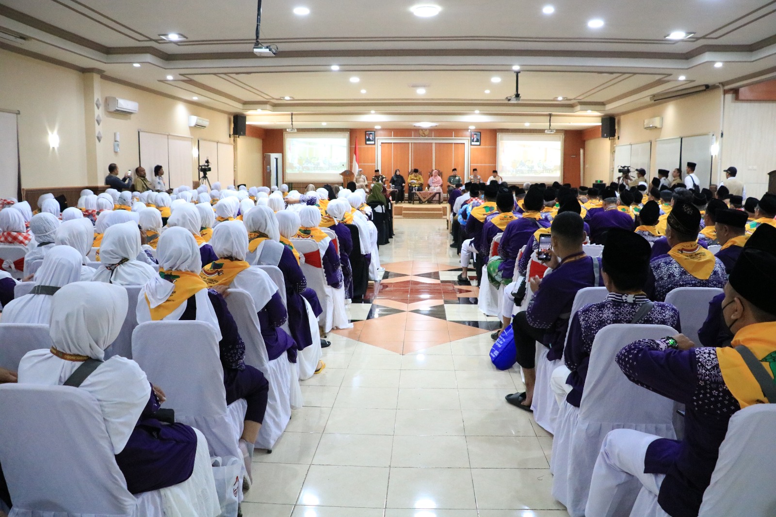 Dandim dan Forkopimda Kota Probolinggo Lepas 214 Calon Jamaah Haji Kloter 86 Tahun 2025