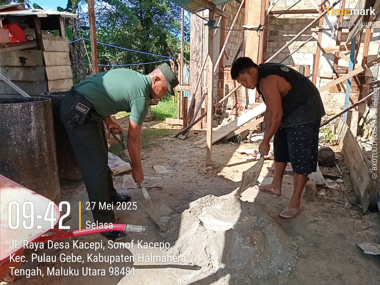 Meringankan Beban Warga Yang Sedang Membangun Rumah, Babinsa Desa Kacepi Ramil 1512-03/Gebe Terjun Langsung