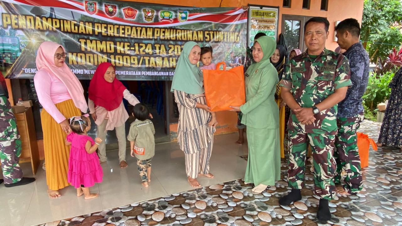 Satgas TMMD Kodim 1009/Tanah Laut Bagikan Sembako Cegah Stunting
