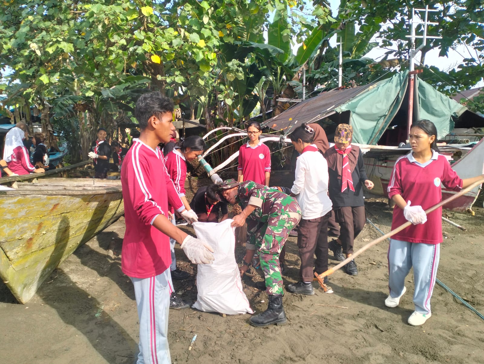 Tumbuhkan Kepedulian Sejak Dini, Babinsa Ajak Siswa Bersihkan Pantai