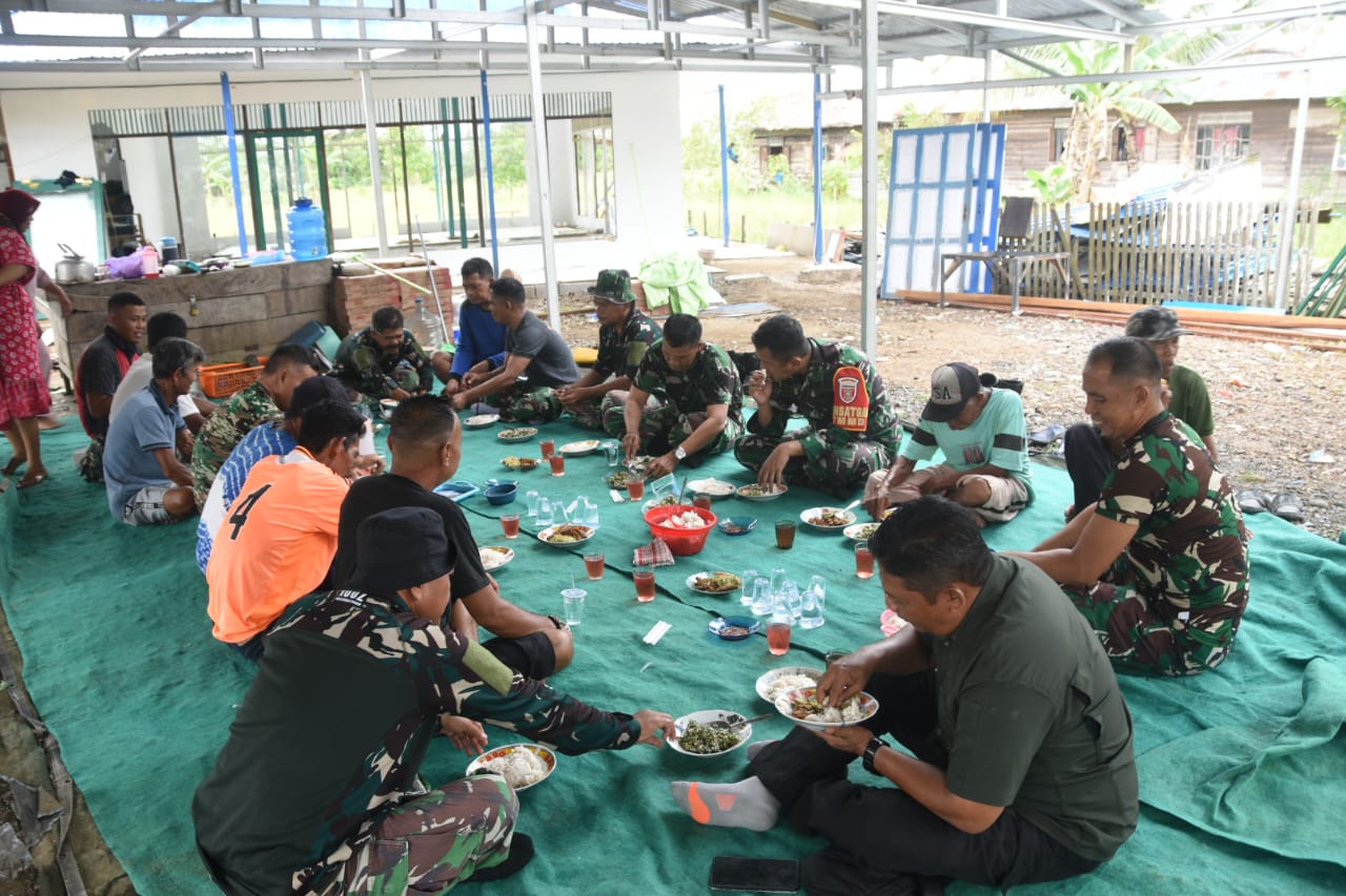 Dansatgas TMMD 124 Kodim 1002/HST Makan Siang Bersama Warga