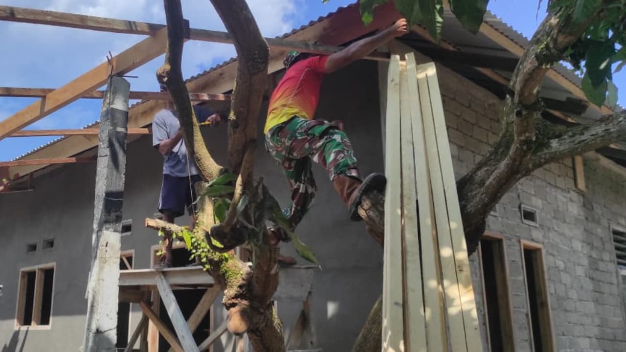 Bersama Melangkah. Gotong Royong Dalam Mewujudkan Impian Rumah Layak Huni Ibu Nursia Alhaser