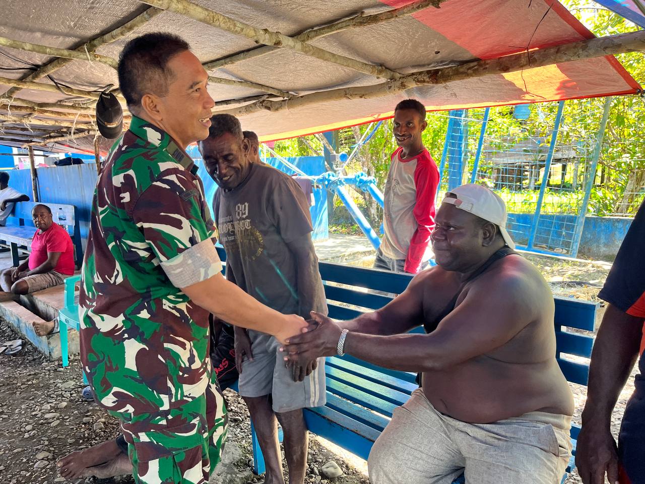 Bentuk Kepedulian, Dansatgas TMMD 124 Kodim 1710/Mimika Berikan Bantuan di Acara Adat 7 Hari Salah Satu Warga Yang Sedang Berduka