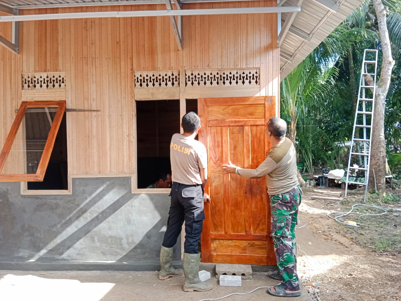 Rehab RTLH TMMD Kodim 1002/HST Masuki Tahap Pemasangan Pintu