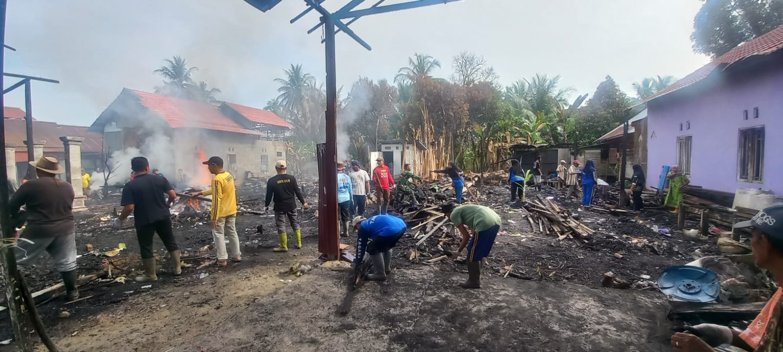 Satgas TMMD Kodim 1002 Bantu Warga Barikin Bersihkan Puing Kebakaran
