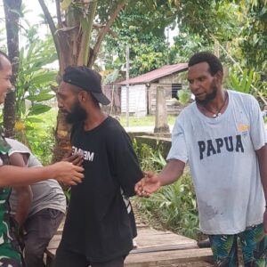 Dansatgas TMMD Bercengkrama Dengan Warga di Lokasi TMMD, Jalin Keakraban dan Tingkatkan Semangat Gotong Royong Dansatgas TMMD Bercengkrama Dengan Warga di Lokasi TMMD, Jalin Keakraban dan Tingkatkan Semangat Gotong Royong
