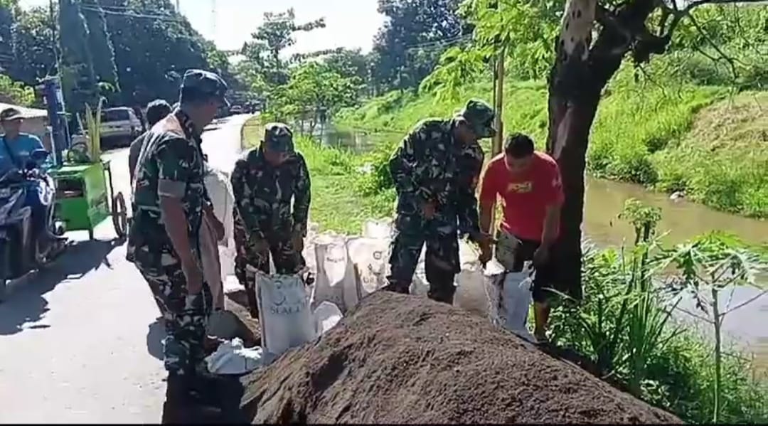 Kodim Probolinggo dan Warga Bangun Jembatan Vital di Klenang Lor, Banyuanyar 