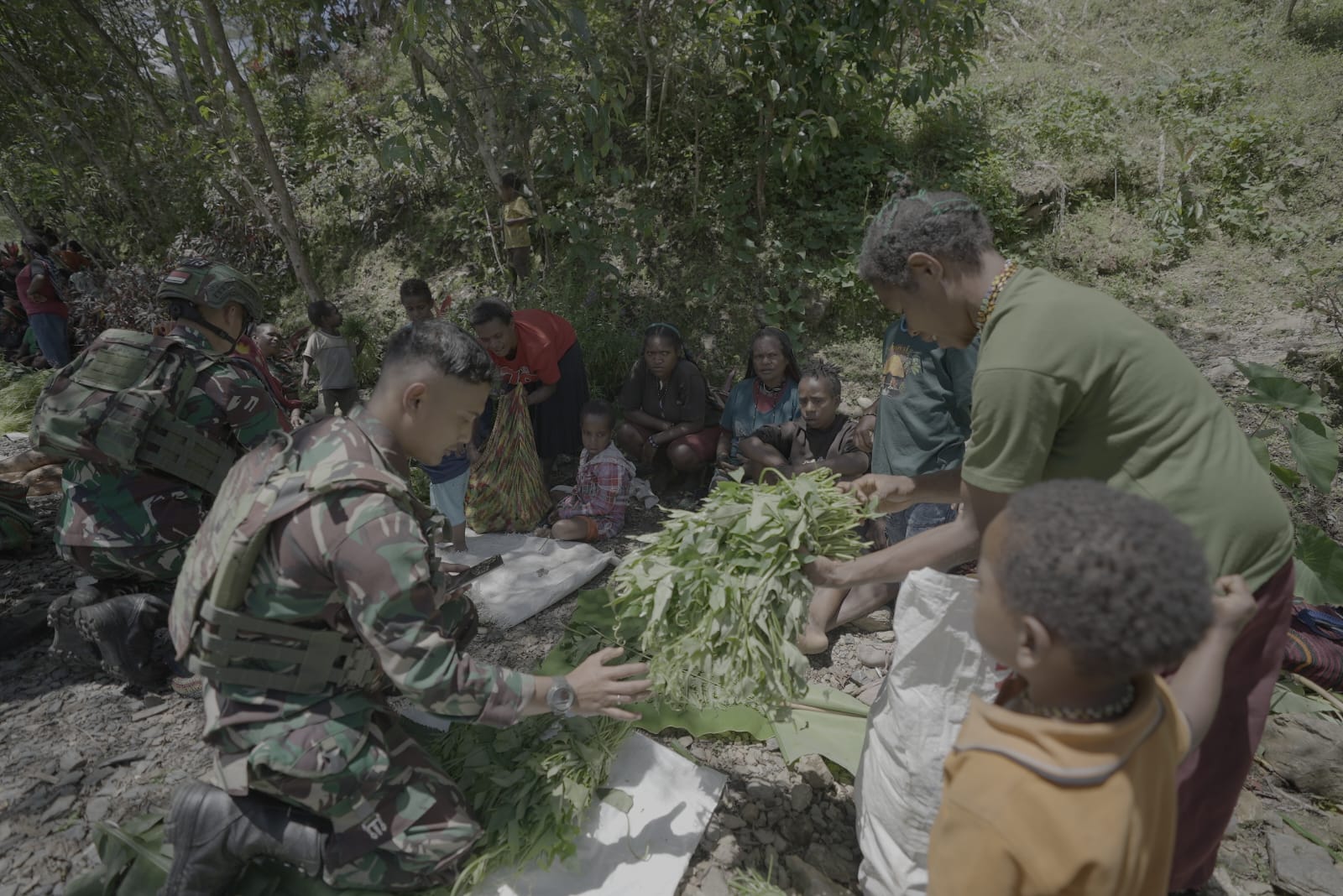 Bantu Perokonomian Petani di Papua, Satgas Yonif 715/Mtl Borong Hasil Tani