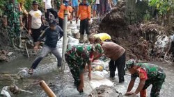 Poktan Tani Makmur Bersama Babinsa Bendo, Bahu Membahu Pasang Talud di Sumber Air Mbah Bendo
