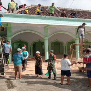 Membangun Kerukunan Dan Kebersamaan, Babinsa Karangsono Bersama Warga Gotong Royong Perehaban Masjid Baitun Nur