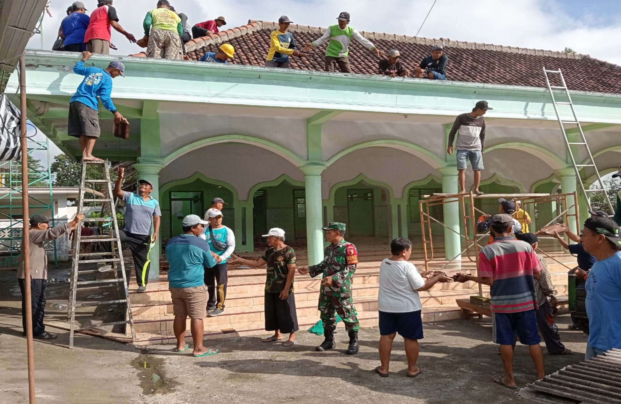 Membangun Kerukunan Dan Kebersamaan, Babinsa Karangsono Bersama Warga Gotong Royong Perehaban Masjid Baitun Nur