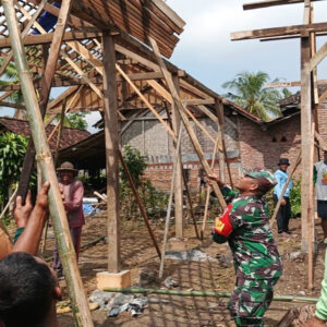 Babinsa Dan Warga Margomulyo Gotong Royong Pindahkan Rumah Ibu Sumini