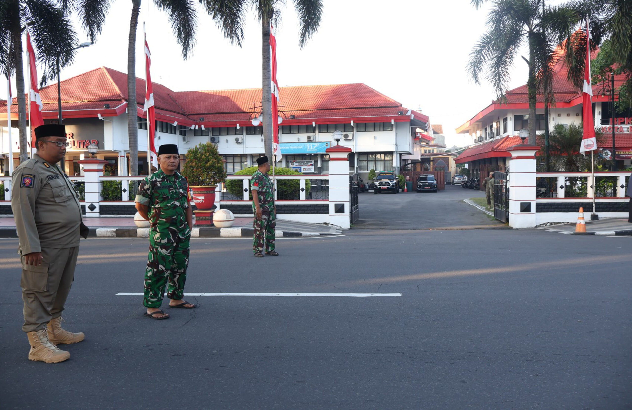 Forkopimda Kota Blitar Bersama Ulama Dan Masyarakat Sholat Idul Adha Di Masjid Agung Kota Blitar