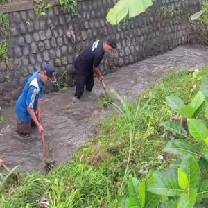 Gotong Royong Babinsa Klampok Dan Warga Bersihkan Sungai Untuk Cegah Banjir Dan Jaga Lingkungan