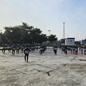 Upaya Menjaga Kebugaran Tubuh, Prajurit Dan ASN Kodim 0808/Blitar Laksanakan Olahraga Di Sport Center