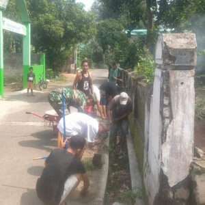 Babinsa Duren Bersama Warga Gelar Kerja Bakti, Wujudkan Lingkungan Bersih Dan Ciptakan Kerukunan Antar Warga