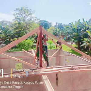 Babinsa Ramil 1512-03/Gebe Bersama Warga Gotong Royong Renovasi kantor Desa Yam