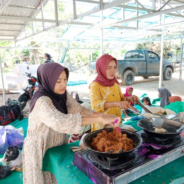 Solidaritas Ibu-Ibu Pengambau, Rutin Suplai Makan Siang Satgas TMMD