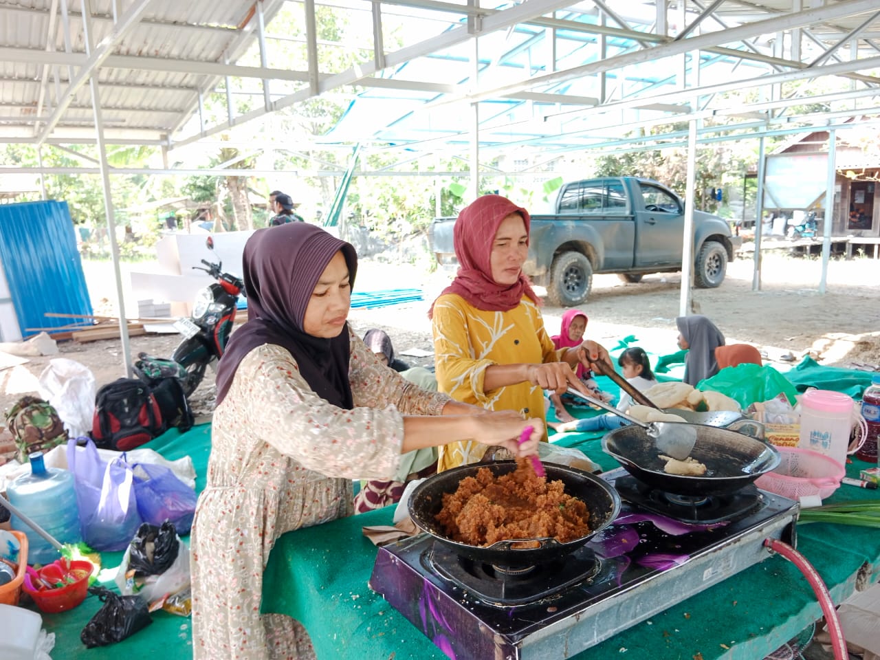 Solidaritas Ibu-Ibu Pengambau, Rutin Suplai Makan Siang Satgas TMMD