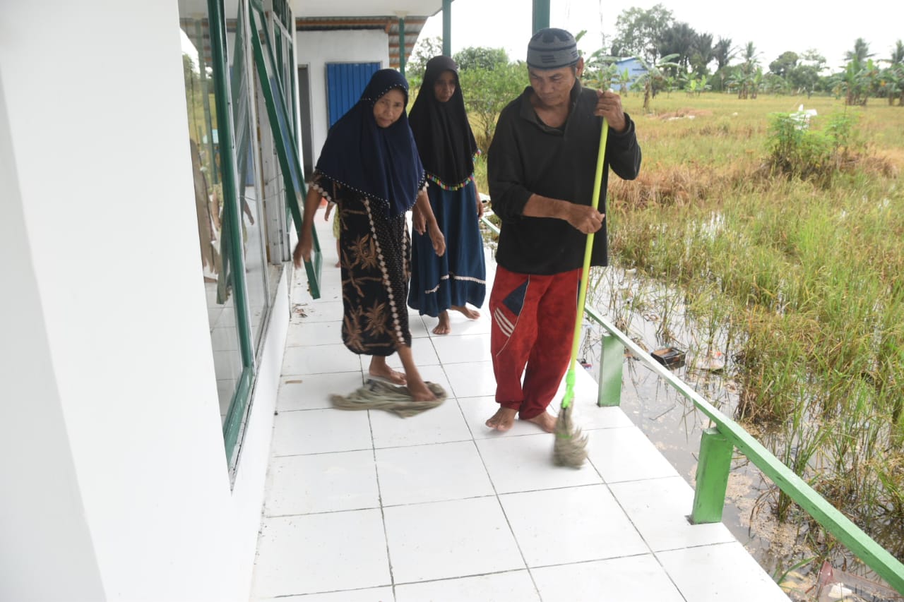 Warga Gotong Royong Bersihkan Langgar Usai TMMD di Haruyan HST