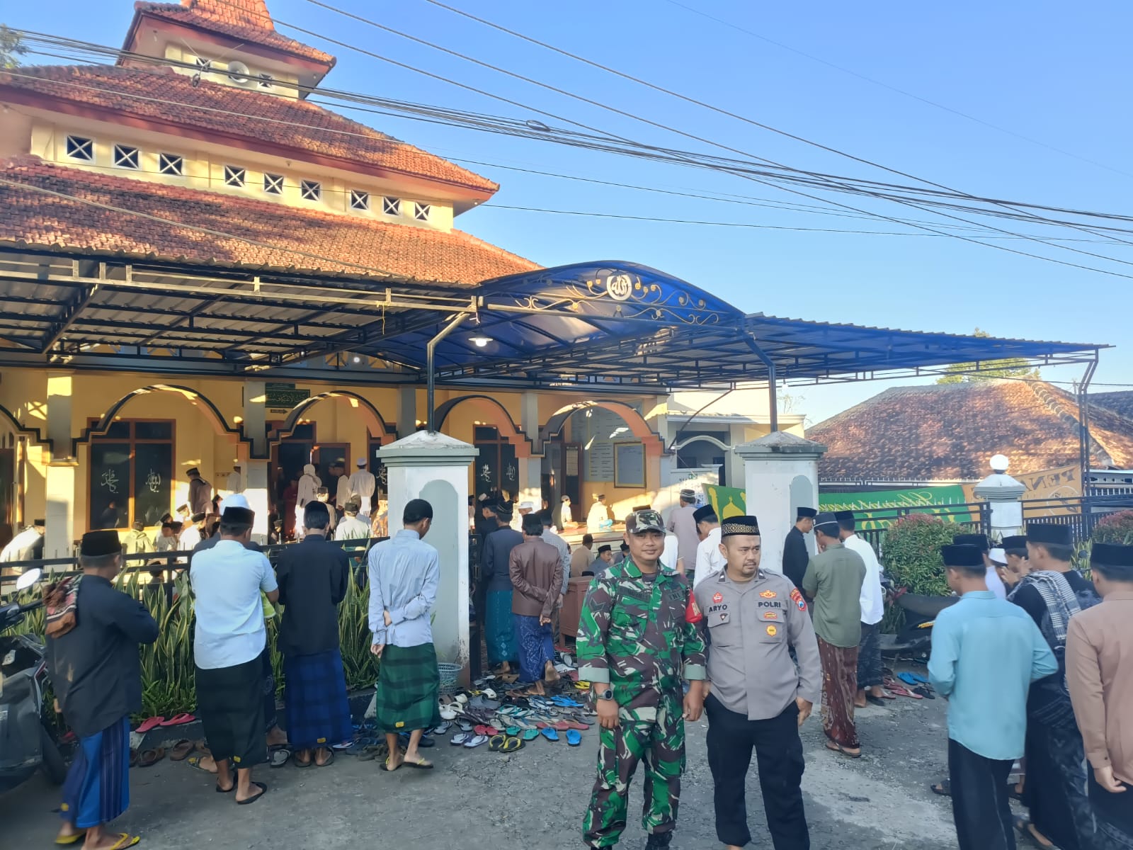 Koramil Krucil Amankan Sholat Idul Adha 1446 H di Masjid Arrachmat Bremi